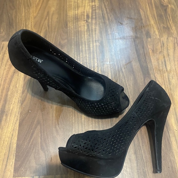 Black Peep Toe Eyelit Heels Classic Pump - Picture 2 of 11